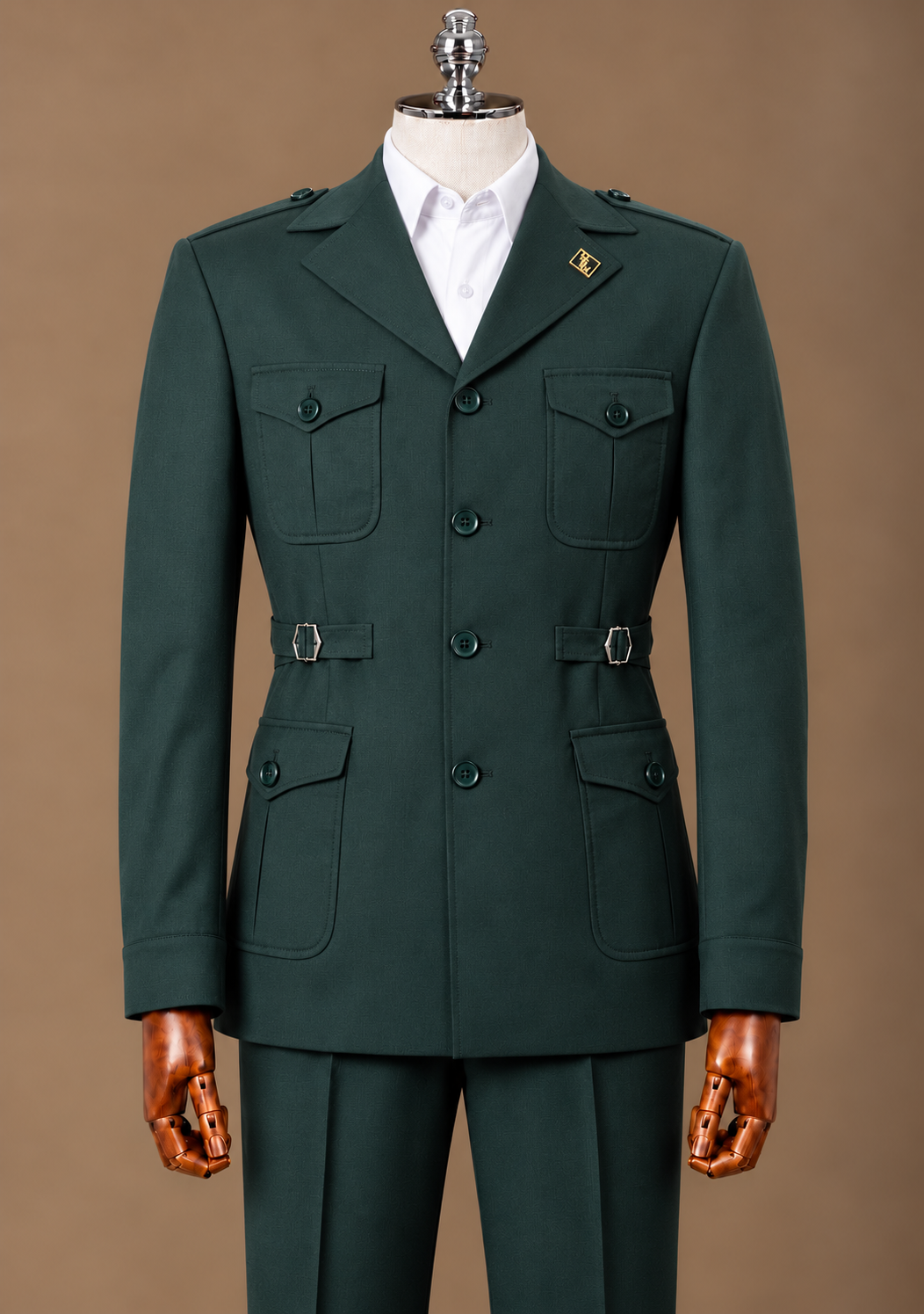Dark Green Safari Suit – Gold or Green Button Detail – Safari-Anzug Dunkelgrün mit Goldknöpfen – Detailansicht | Harrison E Milano Berlin