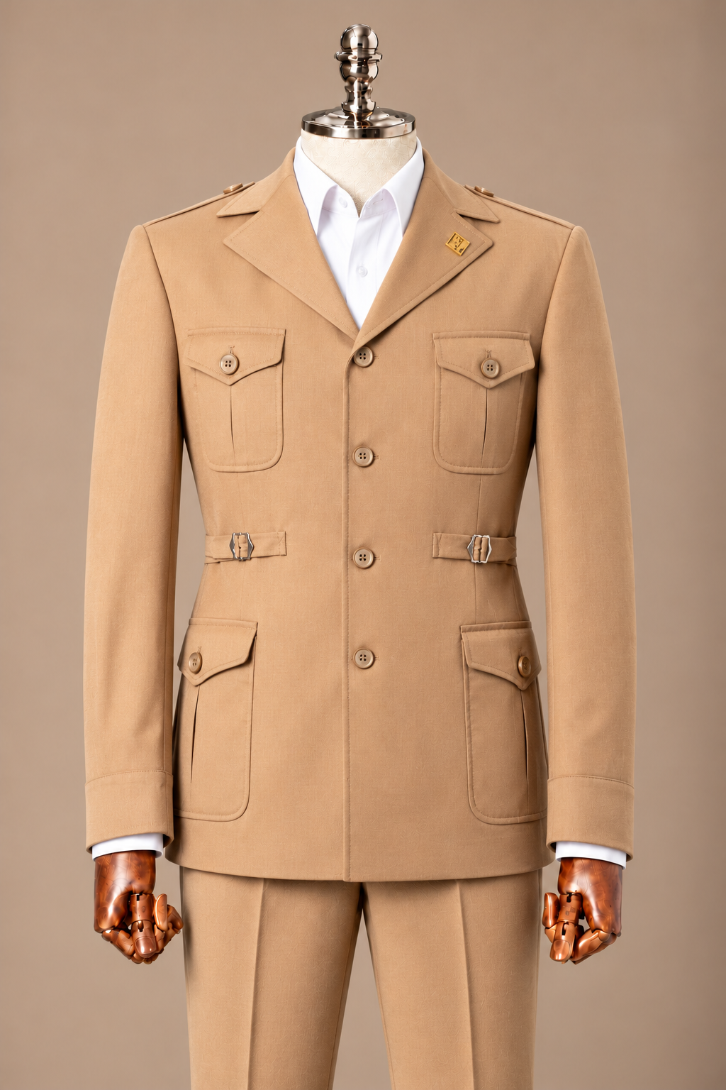 Camel Brown Linen Safari Suit – Leinen-Safarianzug Camelbraun – Detailansicht | Harrison E Milano Berlin