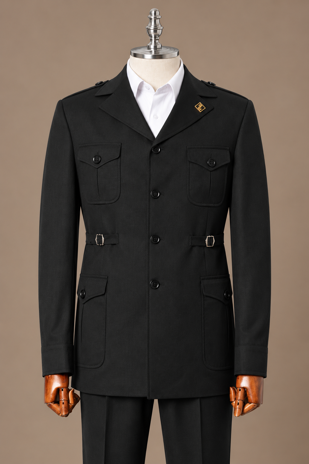 Black Safari Suit – Gold or Black Button Detail – Safari-Anzug Schwarz mit Goldknöpfen – Detailansicht | Harrison E Milano Berlin